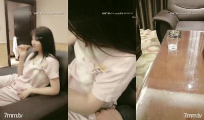 The Best Sweet And Pure Girl Who Is Still In College, Her Boobs Have Just Developed, She Is Forced By Campus Online Loan Sharks, So She Can Only Go To Sea To Earn Money To Pay Off Her Debts, The Best Fan Forced B To Be Fucked By An Uncle In His Thirties