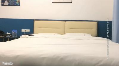 【清純又甜美9分顏值外圍美女】看小伙挺帥願意接吻 ,性感肉絲騎在身材調情 ,喜歡你穿上襯衣操 ,極品肥穴正入爆操