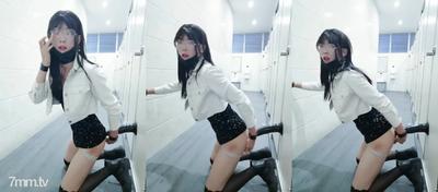 &quotHardcore ㊙️ Bomb&quot Recently Went Crazy With Pure Glasses And Long Legs Tied In The Women&quots Toilet, Blatantly Repairing Holes And Ignoring Her Side