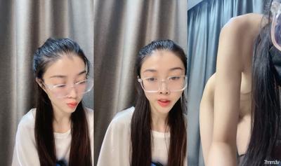 A Beautiful Lady With High Cold Glasses! Slender Legs And Slim Figure! Stripped Nude Temptation, Ass Up Close Up, Hairy Fat Pussy