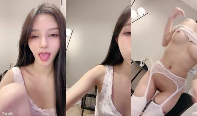 超美網紅臉女神妹子，性感白絲比基尼，身材超棒，人間尤物椅子上特寫白虎穴