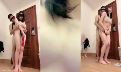 The White Tiger Has A Good Figure And A Superb Young Lady Let The Younger Brother Play In Front Of The Door, With Coquettish Buttocks, Pink And Tender Breasts, And The Bathroom Is Cleaned By The Younger Brother