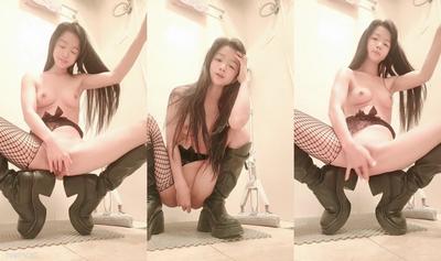 Wang Si&quots School Girl Shows Her Face And Hides In The Toilet Alone To Pick Up Her Pussy, And Interacts With Wolf Friends To Tease Her, Her Hands Are Super Fast