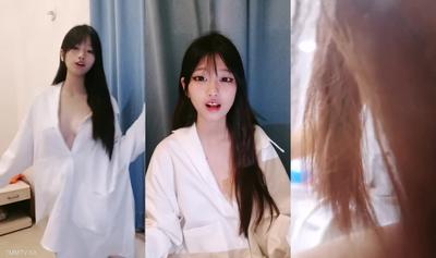The Seductive And Top-notch School Girl With Black Silk Shows Her Face All The Way Through The Live Show And Interacts With Wolf Friends, Her Perfect Body Is Very Sexy