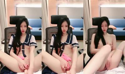 The Super Lewd Little Girl In White Silk Uniform Shows Her Face In The Live Broadcast, The Goddess"s Face Value Is Interactive And Teasing, And The Props Are Inserted Into The White Tiger"s Pussy