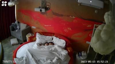 5.13新台首發螢石雲酒店紅色圓床投影房偷拍白嫩校花美女和男朋友開房激情